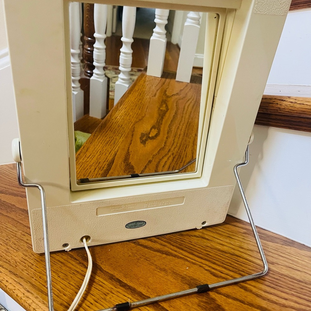 Vintage General Electric Lighted Make-up Mirror 2 Sided GE B2IM-1 2 bulbs - Picture 3 of 5